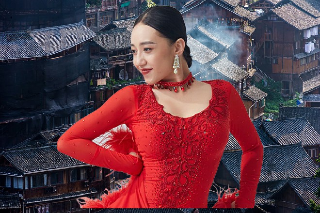 他吐出一口鲜血，伸手在自己腹部戳了几下，截住血脉