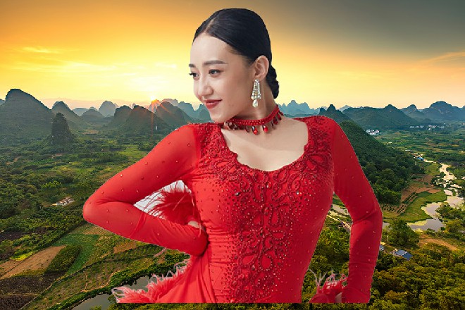 苏曼s一脚踹在了这墙壁上面，把金属墙壁给踹的凹陷了下去