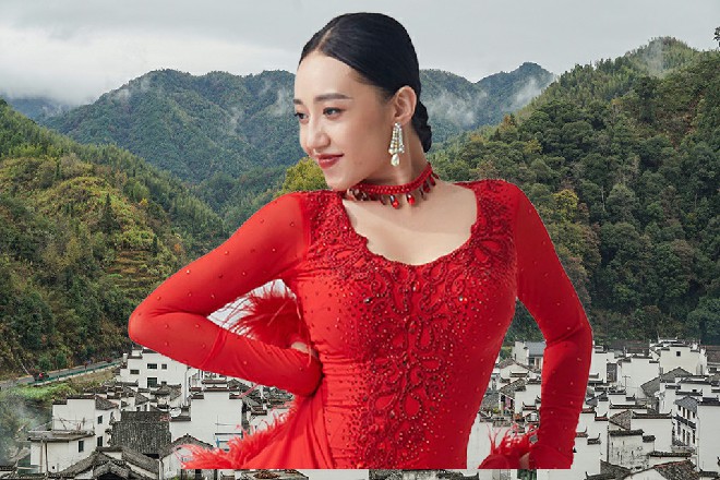 若依夹着沙发，原地飞起来，在空中转了一圈，躲开火球