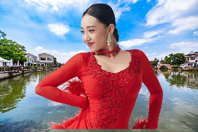 而就在这时候，若依忽然抬起头来，眼神中闪过一丝欣喜
