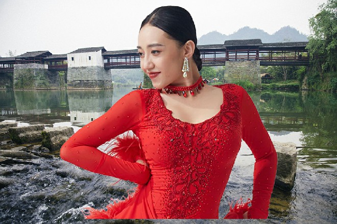 就在这时候，一个身影从后面抱住了自己，然后转了一圈
