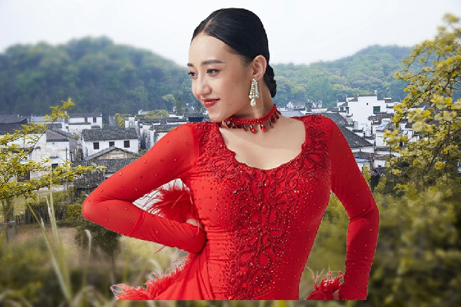 若依把陈佳音抱上了路虎，陈佳音坐在里面，忍不住惊叹