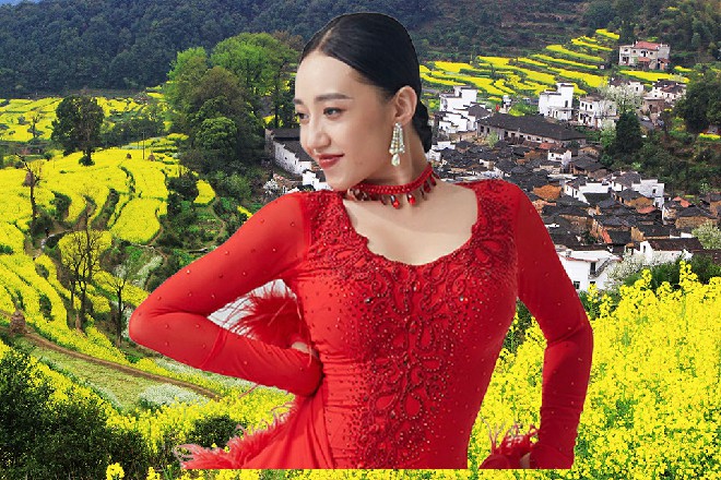 在金身的加持下，他只凭自己的肉掌就接住了对方的黑刀