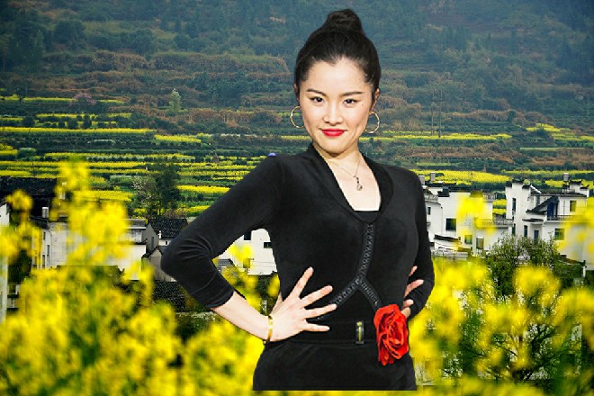 王玥站了起来，她一身白色的婚纱，美得如同仙子一般