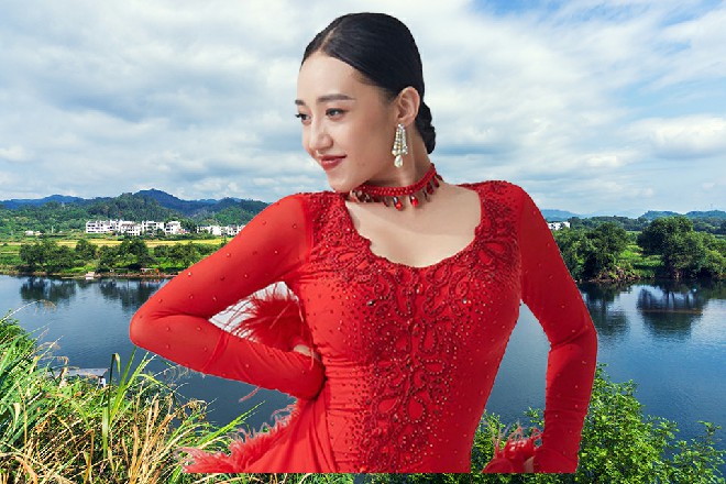 而奇美拉只是伸出右手，用手掌就挡住了影子的攻击
