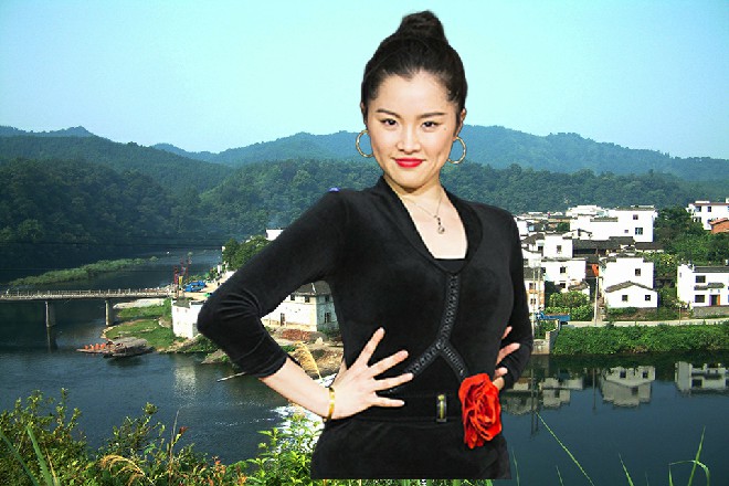 红色妖姬懒得搭理他，他现在烦得很，没时间陪这些小混混胡闹