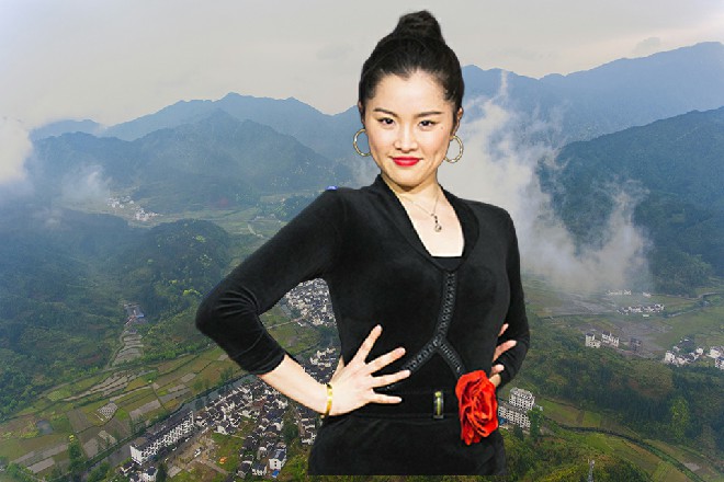 没想到，红色妖姬却不卑不亢，很大方地上前同杨总握了握手