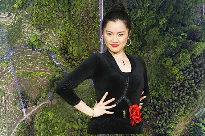 诺曦S手里的大锤又变成了长剑的形状，被他拎在手中