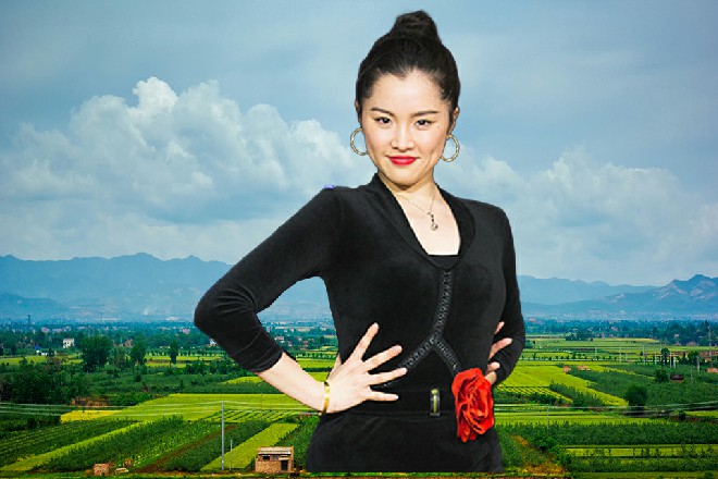说话间，旁边的一扇铁门拉开，从里面走出来数十个黑西服