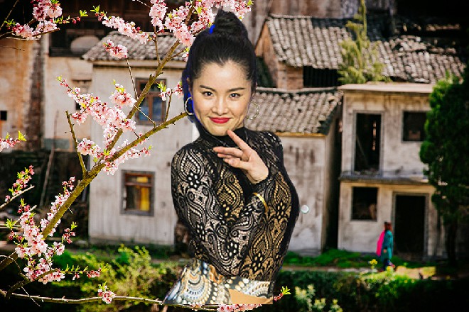 贞德说着，背后忽然张开一对白色的羽翼，拍打了一下