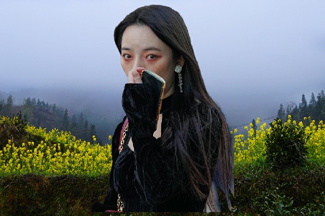 他的身体整个没入了水中，耳朵，鼻孔里都灌入了不少的热水