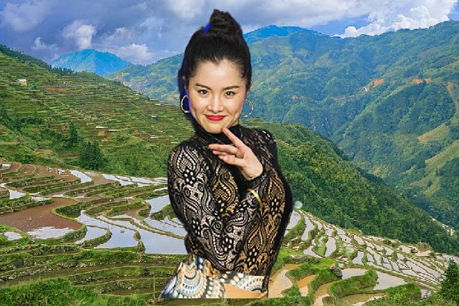 红色妖姬带着一种彪形大汉下了飞机，立刻引起了人群的注意