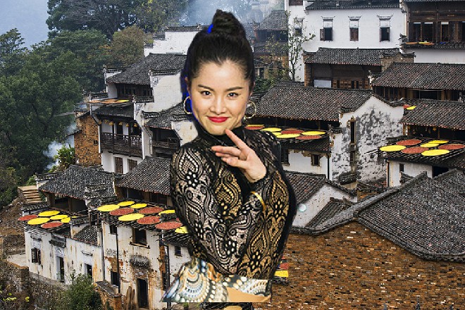 苏曼s顿时用千里传音，送入到竹楼当中，在那女人耳边说道