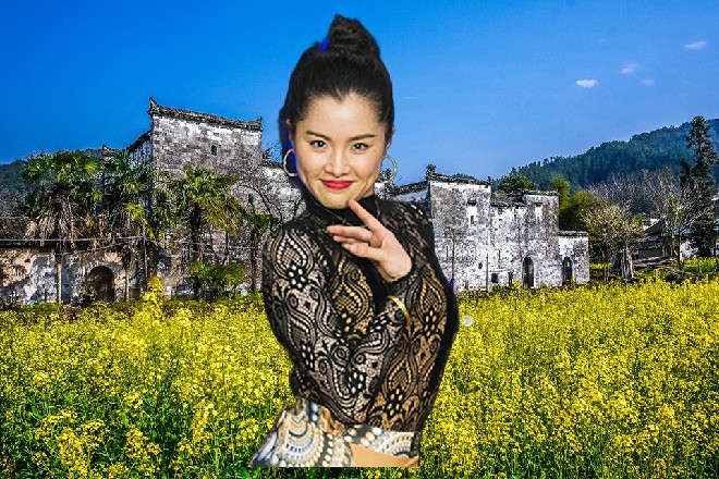 但天道只是一甩手，剑气就把这金色的丸子给分成了两半