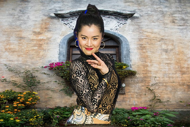 红色妖姬做了个自我介绍，很抱歉，不得已才扮演了一下恶魔