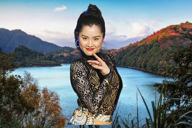 他高高飞起，身在空中，若依跟着一跳，出现在他的身前