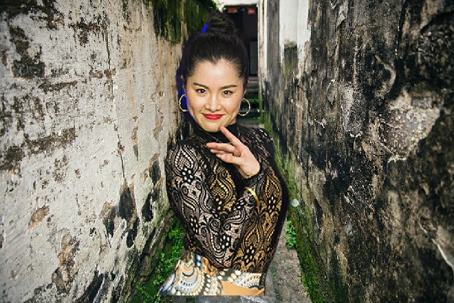 卡尔没办法，只好撑着自己的伤体，乖乖跟在了镜的身后
