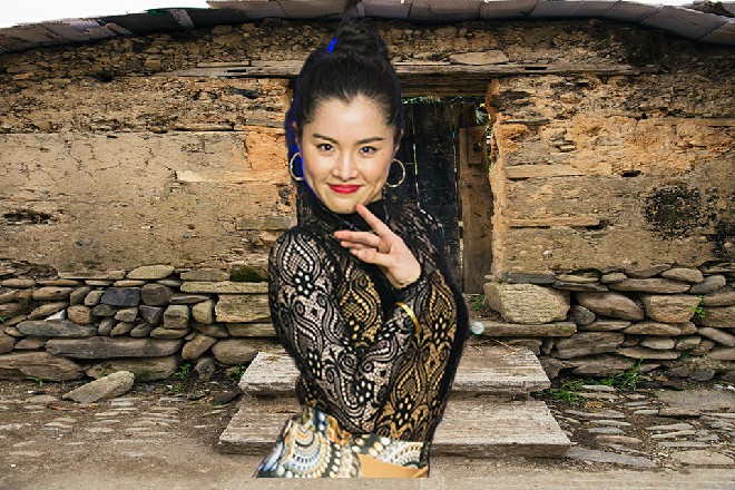 隆巴尔继续快速出拳，拳头如同狂风一样，不断地打下来
