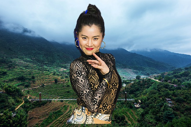 就在这时候，女恶魔忽然飞了出来，漂浮在伊轩的面前