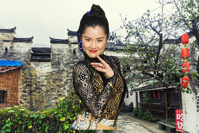 众人围了过来，而小女孩趁机扭头就跑，伊轩扭头问道