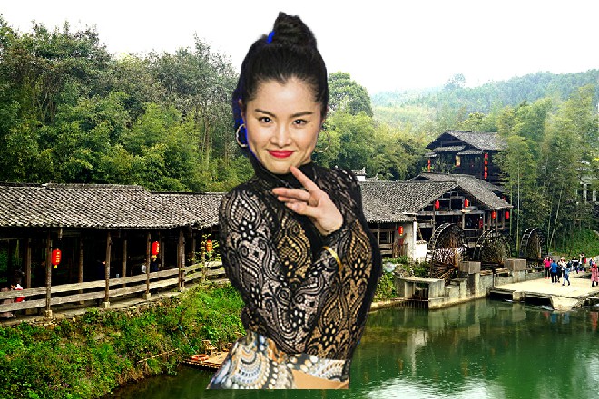 伊轩站在那里，任凭忍者的两把短刀落在了自己的身上