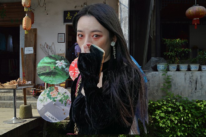 若依一脚踢开他的尸体，然后目光重新落在了瓜爷的身上