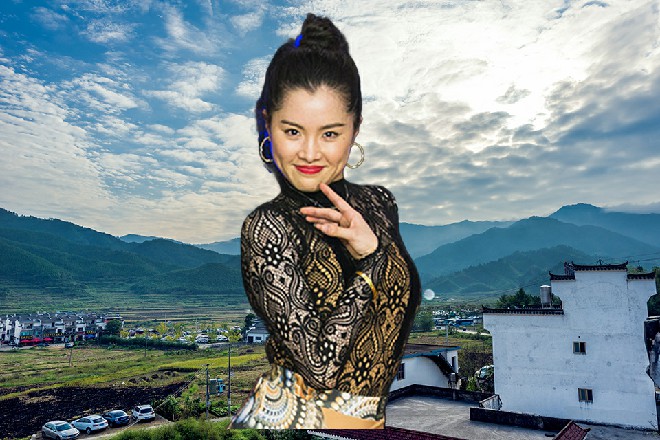 众人又在城堡里享受过了晚宴，随后若依才带着罗芙离开