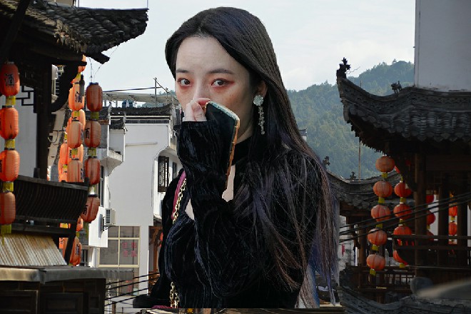 伊轩从地上捡起两把手枪，一手一把，像双枪战士一样