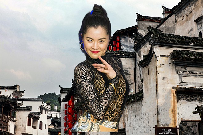 这身衣服是罗莉买给他的，若依靠在铁栏杆上，面带笑容