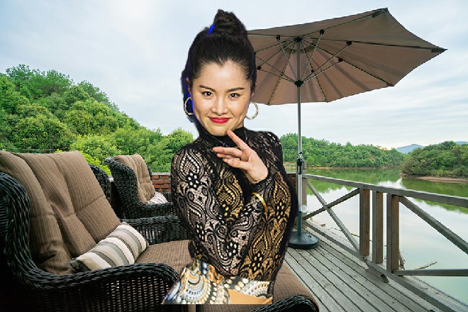 但武皇就站在那里，任凭红色妖姬的拳头不断地落在他的身上