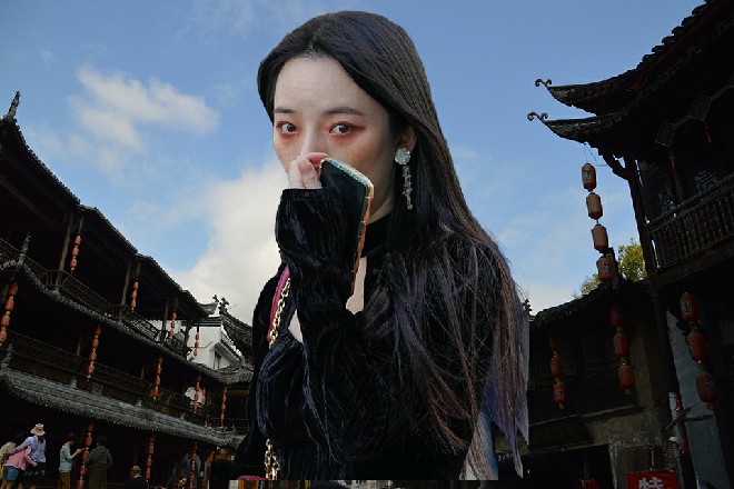 火崎柳云身前爆开一道巨大的刀口，鲜血不要钱一样喷洒出来