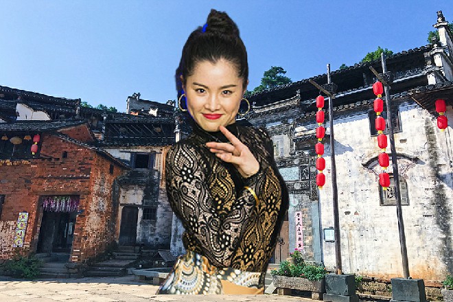 若依翻了个白眼，他的眼神忽然和车中的王玥撞在了一起