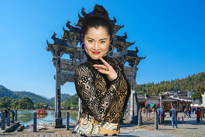 说话间，奔驰车已经开出了停车场，驶入到了马路当中