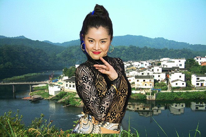 若依看着容小薰递给自己的一枚黑色药丸，忍不住问道