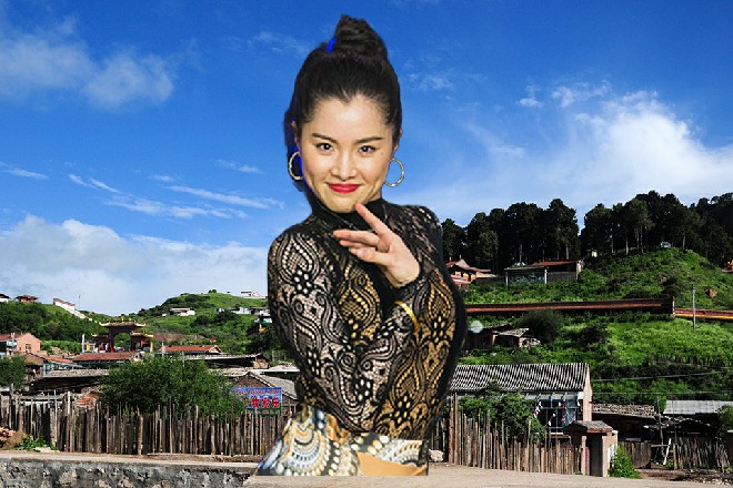 这些人一个个十分兴奋，手里拿着相机什么的，拼命拍照