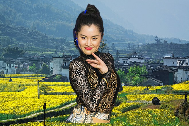 王玥才不相信红色妖姬的鬼话，她伸过手来，好像要打红色妖姬的脸