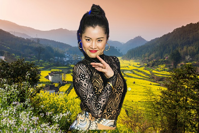 但她此时是贴在廖婧涵的背上，因此被廖婧涵察觉到了