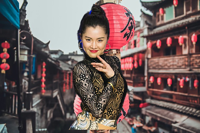 皮尔斯的腰间出现一个巨大的血痕，黑色的鲜血洒了出来