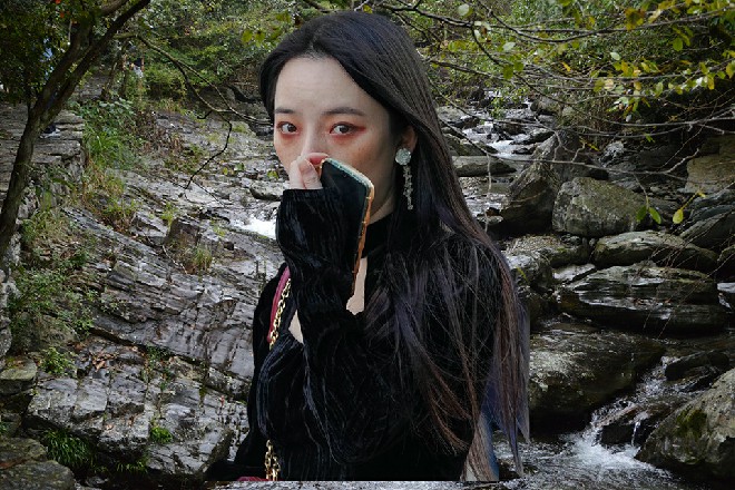王玥说着，伸出一根手指，轻轻在宋妮的额头上点了一下