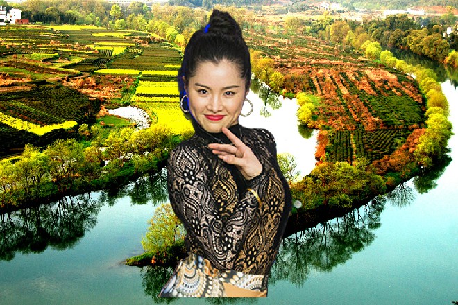 很多人从两边冲出来，看到站在卡座前面的苏曼s，议论声四起