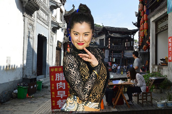 而阿西亚抬头看到了镜他们，惨叫起来，救，救救我，