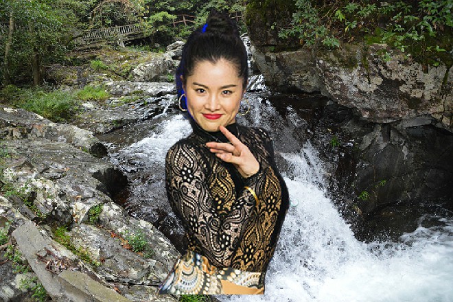 红色妖姬满意地点点头，而此时面前只剩下了那个四翼小队长
