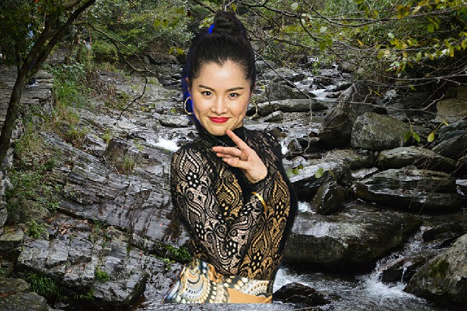 龙老爷子只是看了自己的儿子一眼，龙智的父亲立刻背后生寒