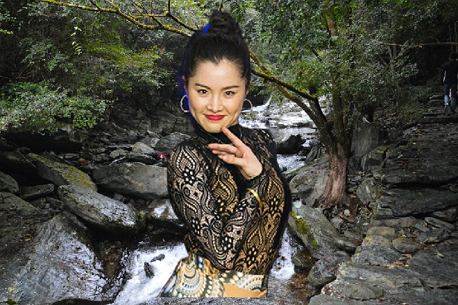 这光球中似乎蕴含着很强烈的力量，让伊轩皱起眉头来