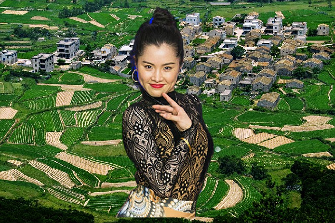 而王玥这时候后退了一步，举着手枪，对着老警察说道