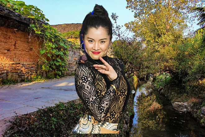她身材还算可以，臀部很翘，就是胸略微有些平坦了点