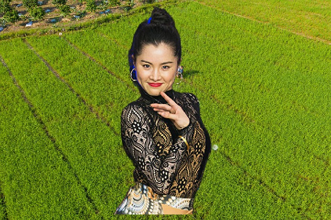 耳边还能听到那女子的哭声，苏曼s假装听不到，继续追问道