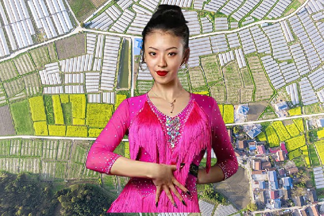 苏曼s抱紧了惠子，用自己的真气裹住两个人，减轻她的压力