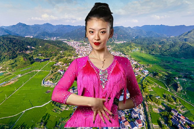 两个人一路来到了西餐厅，进去之后，苏曼s看到了一个熟人
