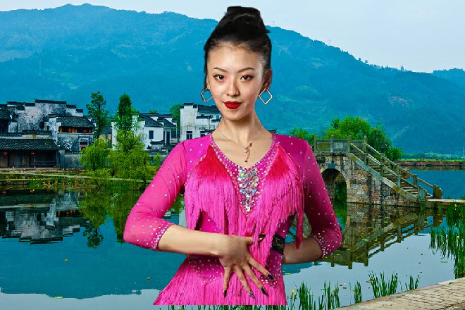 大剑停留在他的手掌上方，微微颤抖着，发出着龙吟之声